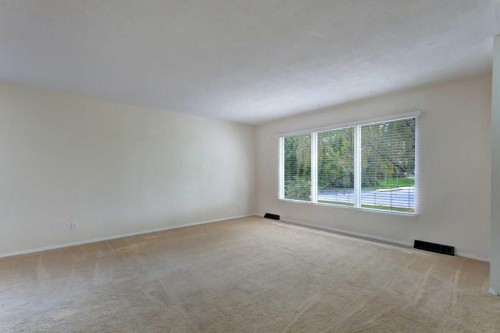 328 86 Avenue Se, Calgary, AB - Indoor Photo Showing Other Room
