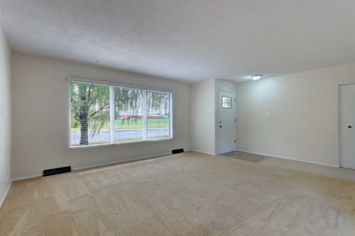 328 86 Avenue Se, Calgary, AB - Indoor Photo Showing Other Room