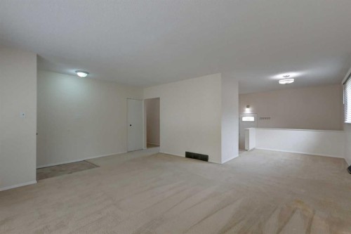 328 86 Avenue Se, Calgary, AB - Indoor Photo Showing Other Room