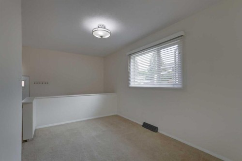 328 86 Avenue Se, Calgary, AB - Indoor Photo Showing Other Room