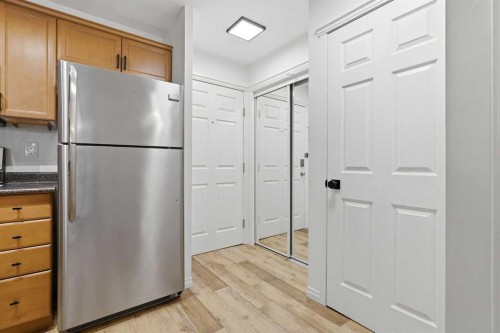 202-1833 11 Avenue Sw, Calgary, AB - Indoor Photo Showing Kitchen