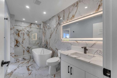 2930 Oakmoor Crescent Sw, Calgary, AB - Indoor Photo Showing Bathroom