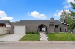 2930 Oakmoor Crescent SW Calgary, AB T2V 3Z7