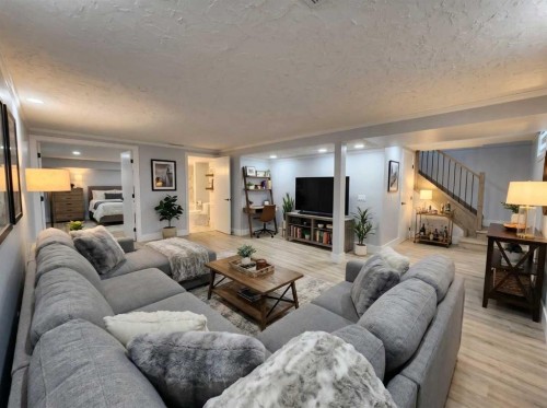 2930 Oakmoor Crescent Sw, Calgary, AB - Indoor Photo Showing Living Room