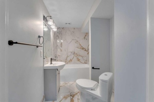 2930 Oakmoor Crescent Sw, Calgary, AB - Indoor Photo Showing Bathroom