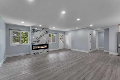 2930 Oakmoor Crescent Sw, Calgary, AB - Indoor With Fireplace