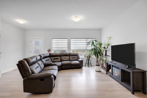 56 Corner Meadows Park Ne, Calgary, AB - Indoor Photo Showing Living Room