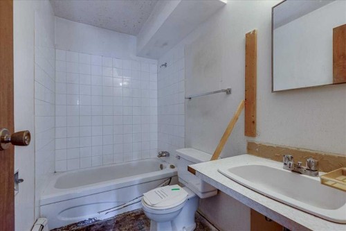 205-4904 54 Street, Red Deer, AB - Indoor Photo Showing Bathroom