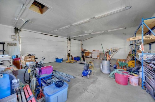 6131 33 Avenue Nw, Calgary, AB - Indoor Photo Showing Garage