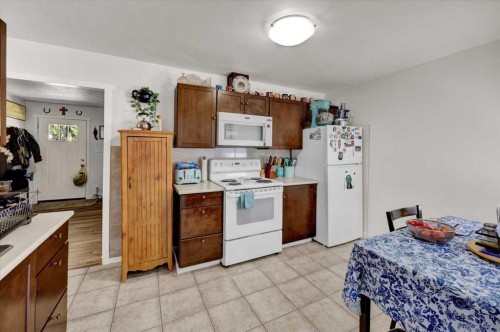 6131 33 Avenue Nw, Calgary, AB - Indoor Photo Showing Kitchen