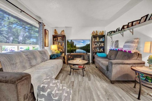 6131 33 Avenue Nw, Calgary, AB - Indoor Photo Showing Living Room