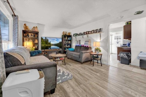 6131 33 Avenue Nw, Calgary, AB - Indoor Photo Showing Living Room
