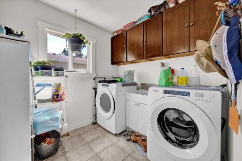 6131 33 Avenue Nw, Calgary, AB - Indoor Photo Showing Laundry Room