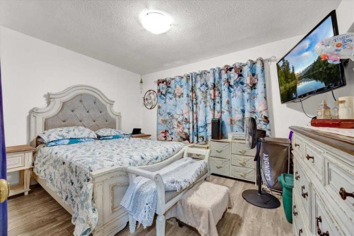 6131 33 Avenue Nw, Calgary, AB - Indoor Photo Showing Bedroom