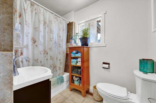 6131 33 Avenue Nw, Calgary, AB - Indoor Photo Showing Bathroom