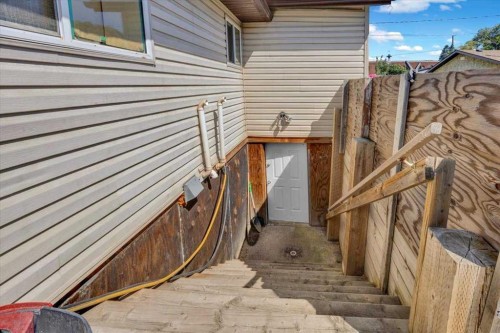 6131 33 Avenue Nw, Calgary, AB - Outdoor With Exterior