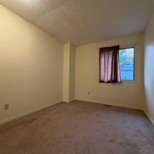 411 6 Street Ne, Calgary, AB - Indoor Photo Showing Other Room