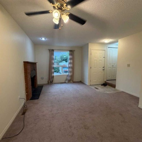 411 6 Street Ne, Calgary, AB - Indoor Photo Showing Other Room
