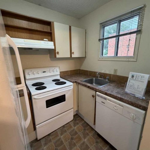 411 6 Street Ne, Calgary, AB - Indoor Photo Showing Kitchen