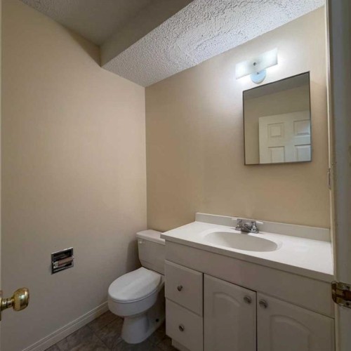 411 6 Street Ne, Calgary, AB - Indoor Photo Showing Bathroom