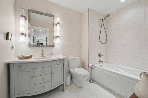 3809 Parkhill Street Sw, Calgary, AB - Indoor Photo Showing Bathroom