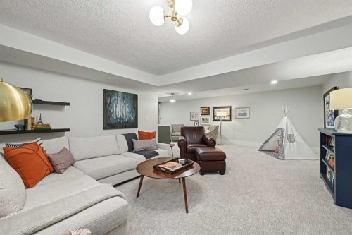 3809 Parkhill Street Sw, Calgary, AB - Indoor Photo Showing Living Room