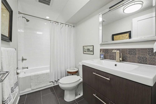 3809 Parkhill Street Sw, Calgary, AB - Indoor Photo Showing Bathroom