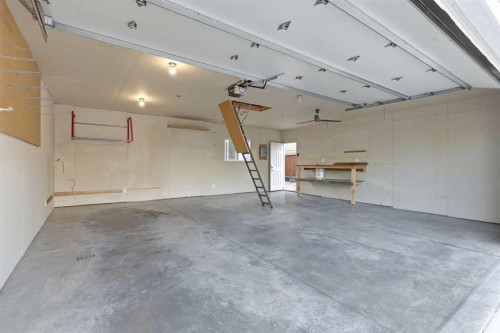 4712 60 Street Ne, Calgary, AB - Indoor Photo Showing Garage