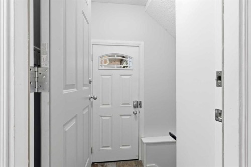 4712 60 Street Ne, Calgary, AB - Indoor Photo Showing Other Room