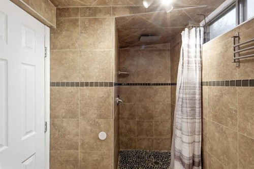 4712 60 Street Ne, Calgary, AB - Indoor Photo Showing Bathroom