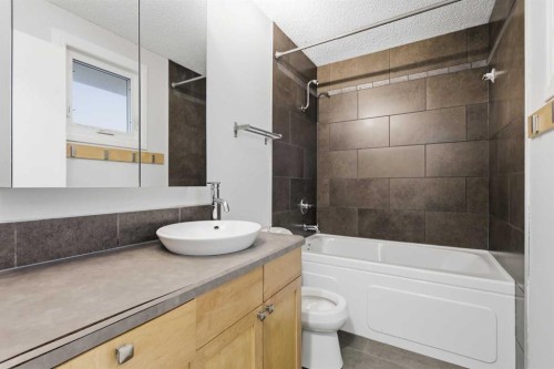 4712 60 Street Ne, Calgary, AB - Indoor Photo Showing Bathroom
