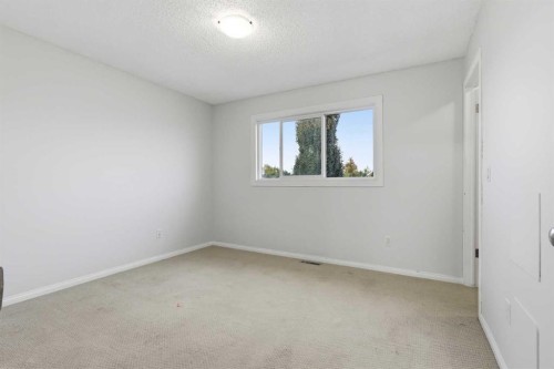 4712 60 Street Ne, Calgary, AB - Indoor Photo Showing Other Room