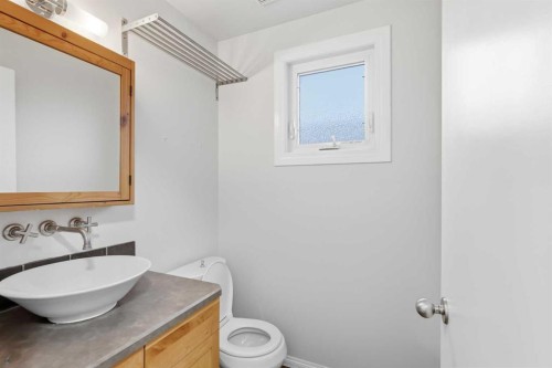 4712 60 Street Ne, Calgary, AB - Indoor Photo Showing Bathroom