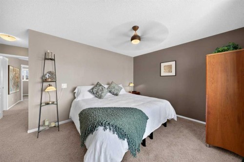 30 Copperstone Green Se, Calgary, AB - Indoor Photo Showing Bedroom