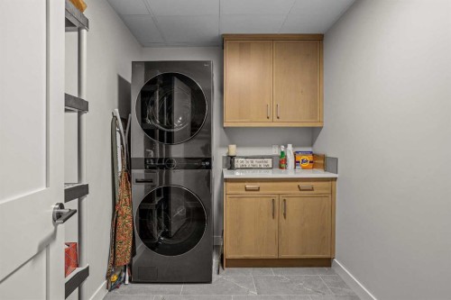 307-1505 Spring Creek Gate, Canmore, AB - Indoor Photo Showing Laundry Room