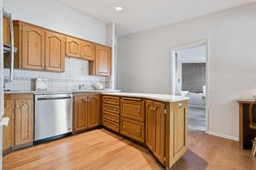 34 Rosery Drive Nw, Calgary, AB - Indoor Photo Showing Kitchen