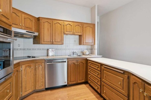 34 Rosery Drive Nw, Calgary, AB - Indoor Photo Showing Kitchen