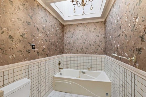34 Rosery Drive Nw, Calgary, AB - Indoor Photo Showing Bathroom