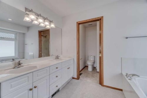 10057 Hamptons Boulevard Nw, Calgary, AB - Indoor Photo Showing Bathroom