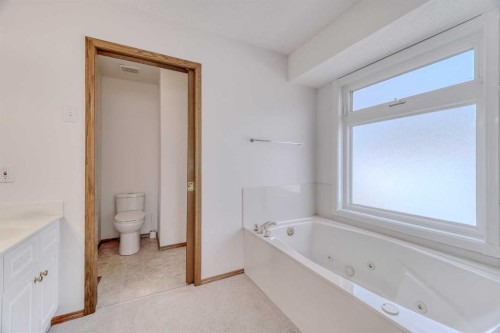 10057 Hamptons Boulevard Nw, Calgary, AB - Indoor Photo Showing Bathroom