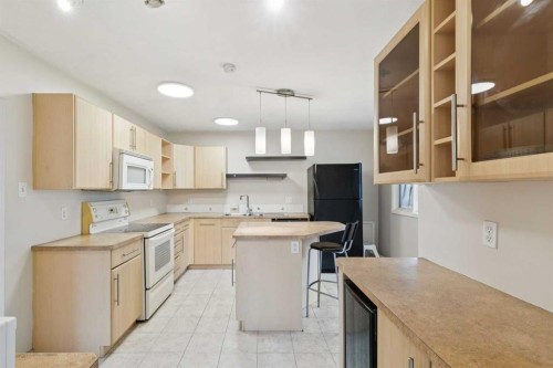 3816 26 Avenue Sw, Calgary, AB - Indoor Photo Showing Kitchen
