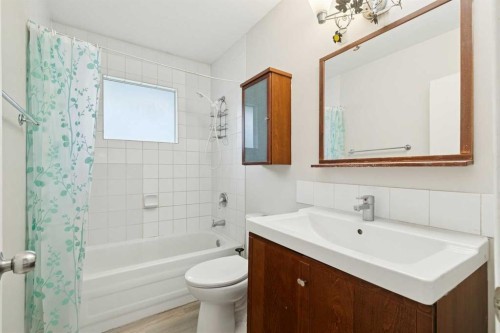 3816 26 Avenue Sw, Calgary, AB - Indoor Photo Showing Bathroom