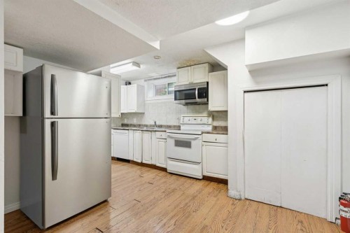 3816 26 Avenue Sw, Calgary, AB - Indoor Photo Showing Kitchen