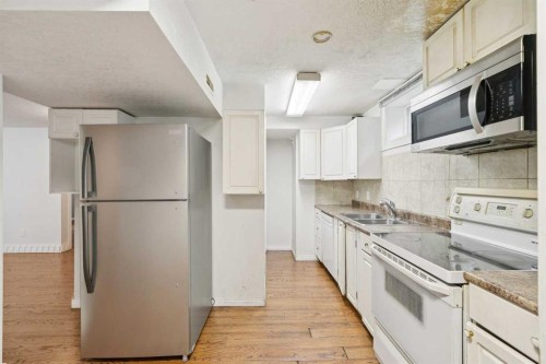 3816 26 Avenue Sw, Calgary, AB - Indoor Photo Showing Kitchen With Double Sink