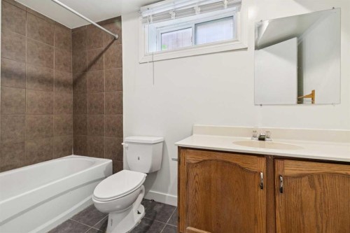 3816 26 Avenue Sw, Calgary, AB - Indoor Photo Showing Bathroom
