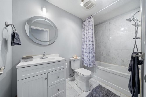 113 Marina Key, Chestermere, AB - Indoor Photo Showing Bathroom