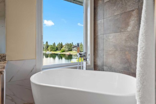 85 Sunset Way Se, Calgary, AB - Indoor Photo Showing Bathroom