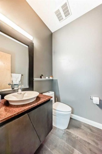 11 Cresthaven Bay Sw, Calgary, AB - Indoor Photo Showing Bathroom