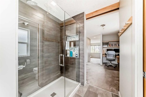 11 Cresthaven Bay Sw, Calgary, AB - Indoor Photo Showing Bathroom