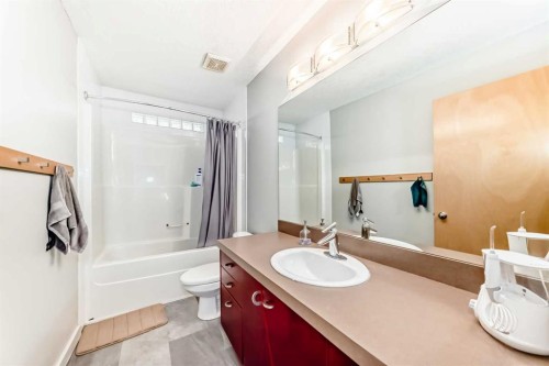 11 Cresthaven Bay Sw, Calgary, AB - Indoor Photo Showing Bathroom